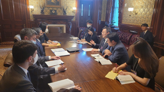 이종호 과기정통부 장관이 1일(현지시간) 미국 워싱턴DC에서 시라그 파리크 미 국가우주위원회 사무총장을 만나 우주협력 강화방안을 논의하고 있다.      과기정통부 제공